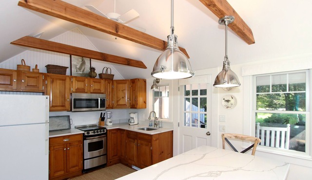 East Orleans Cottage 3/10 mile to Nauset Beach