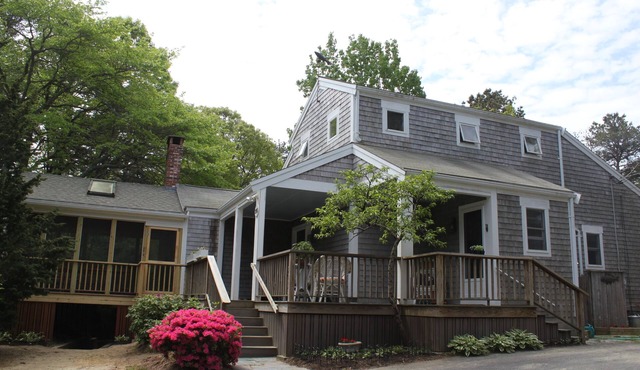 Eastham home near the water & bike path; large screened in porch - Pet Friendly