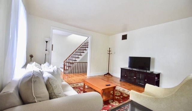 Easy Breezy Downtown Brunswick 2 BR
