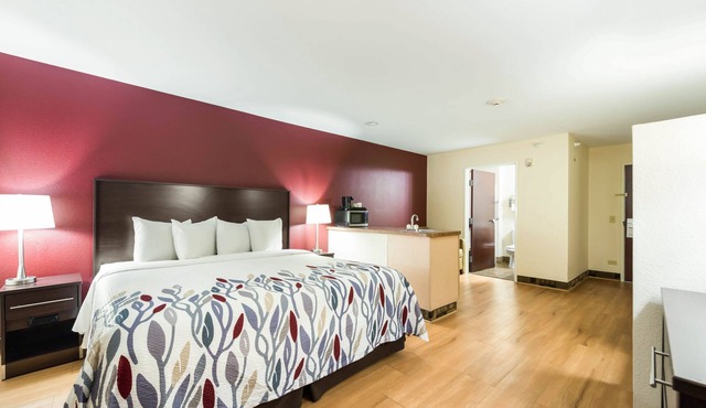 Econo Lodge Inn & Suites