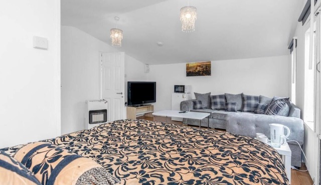 EDINBURGH ROYAL INFIRMARY HOSPITAL AIRPORT FREE MOET AND PARKING DAILY BREAKFAST