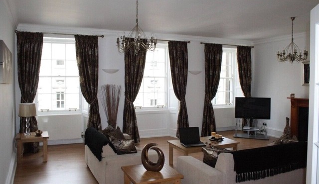 Edinburgh Royal Mile - Parliament Square Apartment