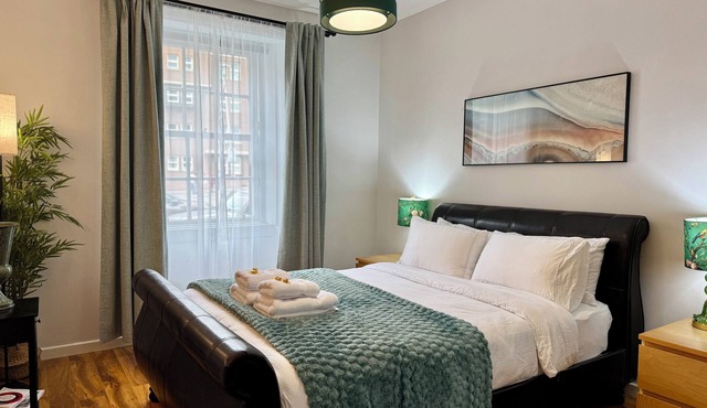 Elegant 2BR in Grassmarket | 5-Min Walk to Castle & Royal Mile