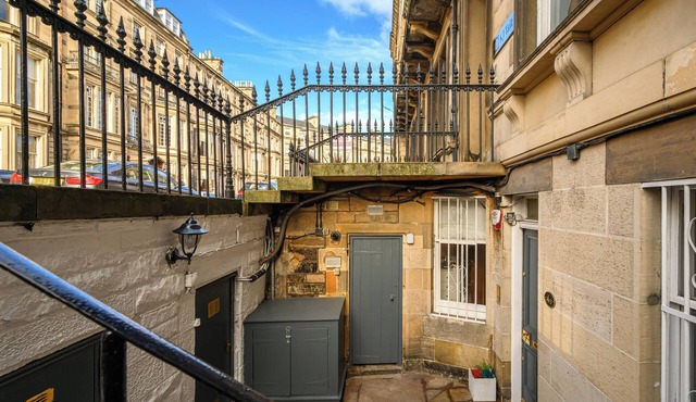 Elegant 3-Bedroom Flat in West End