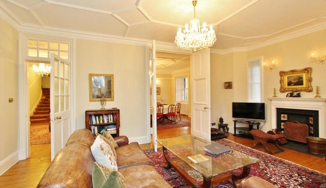 Elegant 3-Bedroom Ramsay Garden Apartment in Edinburgh City Centre