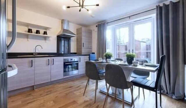 Elegant 4BR Home | Parking | City Centre | Sleeps7