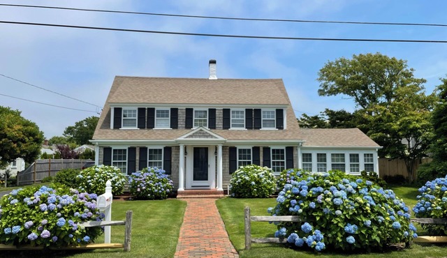 Elegant Harwich Port Home, Walk to private association beach and Village!