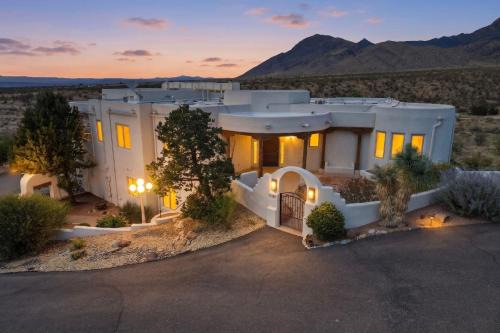 Elena's Sandia Sanctuary - An Irvie Home