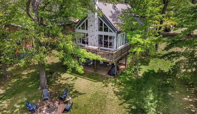 Elkhorn Lodge on Lake McGinnis Near Wisconsin Dells