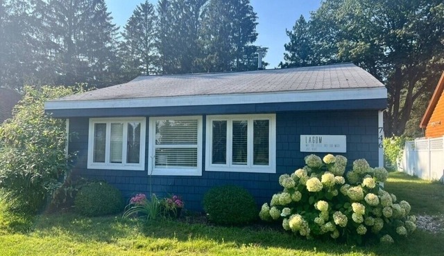 Embrace Year-Round Adventure at our Charming Lake Cottage!