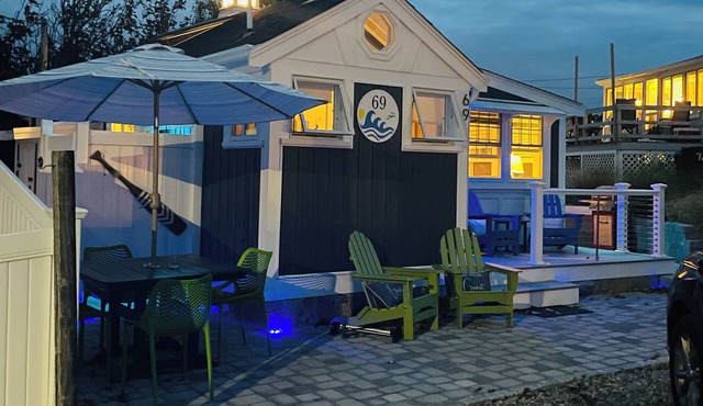 ENCHANTING SEASIDE COTTAGE, STEPS TO THE BEACH!