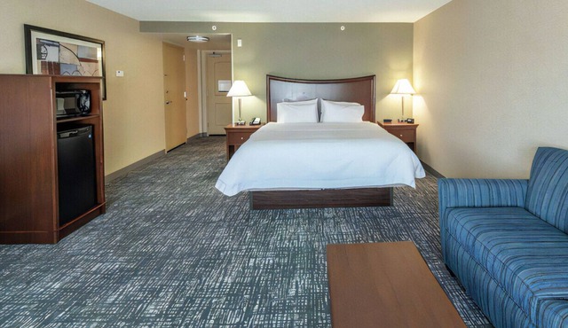 Enjoy Great Comfort in Lovely Room! W/ Sofa Bed