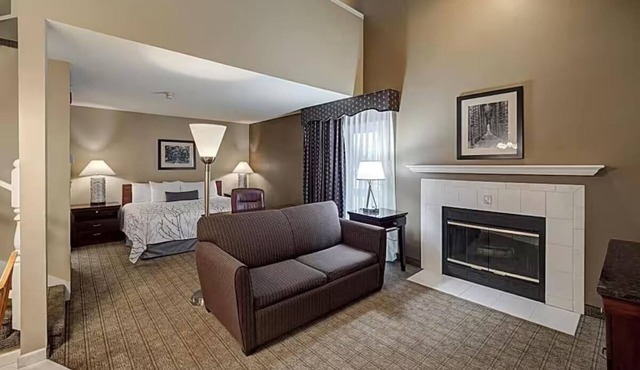 Enjoy Privacy in Spacious Urbana Unit with Loft - Breakfast Included