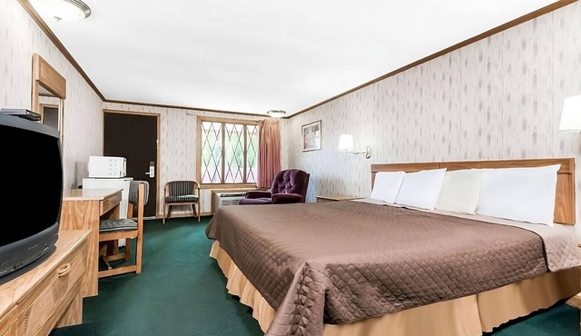 Enjoy Your Stay at Knights Inn Ashland! Pool, Picnic Area, Parking, WiFi