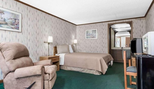 Enjoy Your Stay at Knights Inn Ashland! Pool, Picnic Area, Parking, WiFi