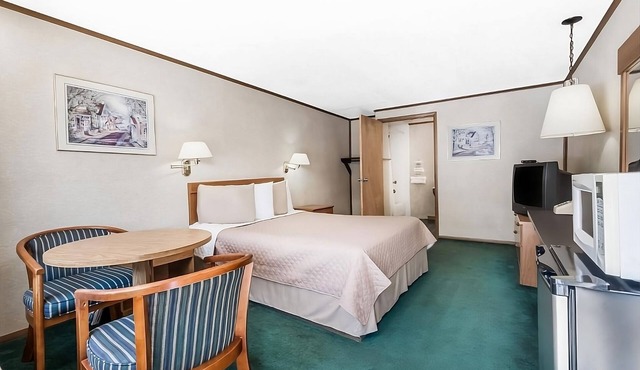 Enjoy Your Stay at Knights Inn Ashland! Pool, Picnic Area, Parking, WiFi