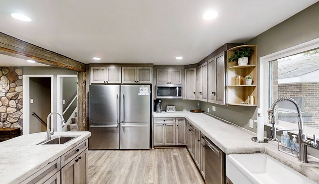 Entertainer's acreage near skiing with indoor pool, bar & gym - dog-friendly