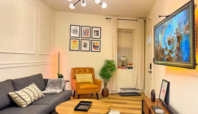 Entire apartment, Boston in 14min, Beach in 4min!