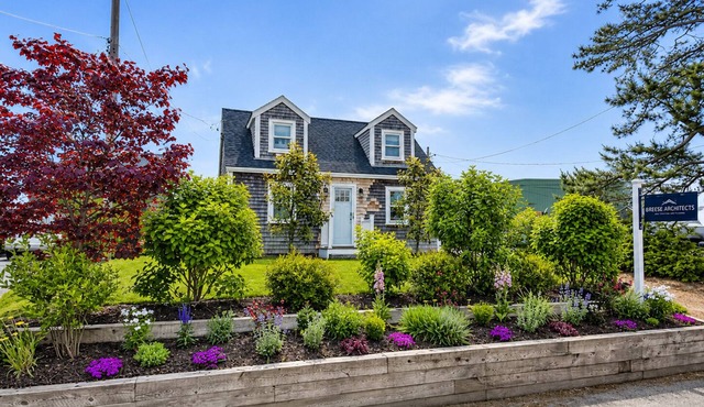 Entire cottage, walk to/from ferry & downtown, newly renovated, parking on site