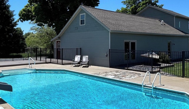 Entire Home,Quiet & Spacious with Swimming Pool, 9 minutes from Lake Michigan