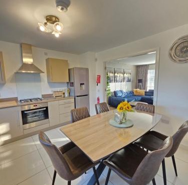 Entire Spacious 3-Bed Family Home, City Centre, Free Parking, Garden