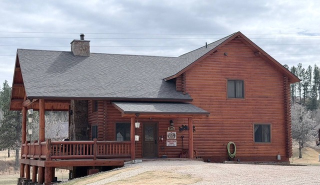 Escape into the countryside. Spacious log home.