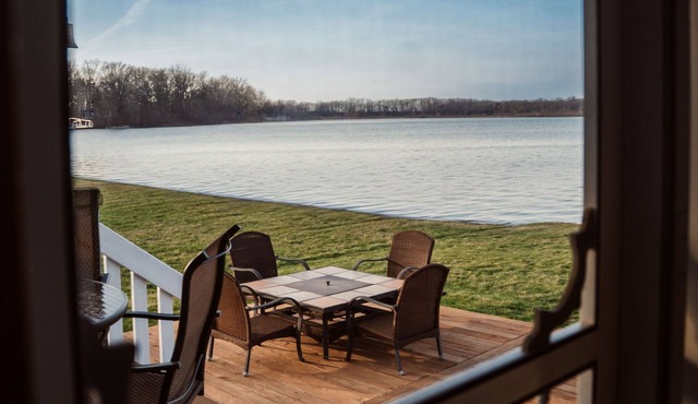 Escape to a beautiful lakeside cottage on Waldron Lake.