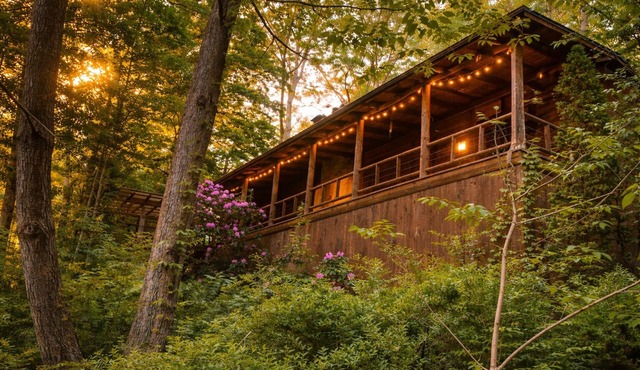 Escape to Buckeye Trail: A classic 4 bedroom cabin for 8 w/hot tub, games, wifi