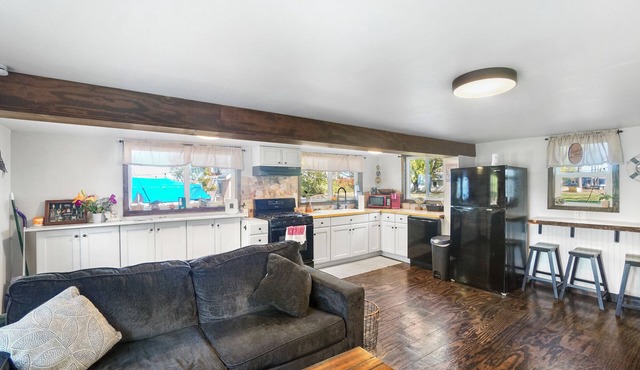 Escape to this cozy Crystal Rock getaway on Sandusky Bay—relax in the hot tub under patio lights, fish steps from your door, and enjoy peaceful sunsets. Perfect for families or pets!