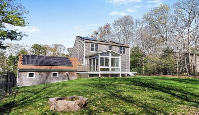 Escape to Your Dream Retreat: Experience Lakeside Living Just 2 Minutes Away!