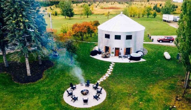 Etta’s Bin-luxury, endless amenities, hot tub