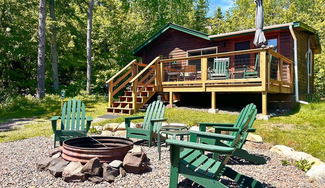 Eve's Place Lakeside Cabin 4: Pet Friendly!