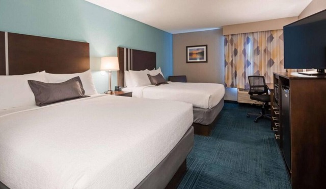 Everything You Need For The Perfect Vacation! 2 Classy Units, Pool, Free Parking