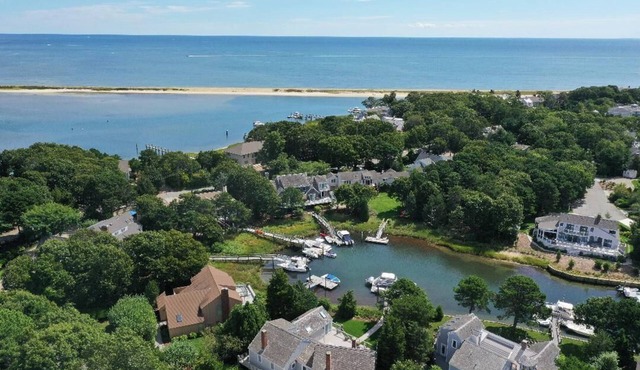Exclusive Poppy Island Waterfront home with Dock and Kayaks to Barrier Beach!