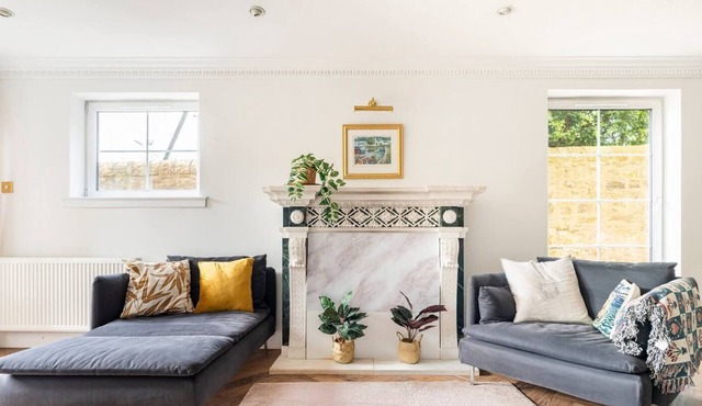 Exclusive, spacious flat with free and secure parking, close to the centre