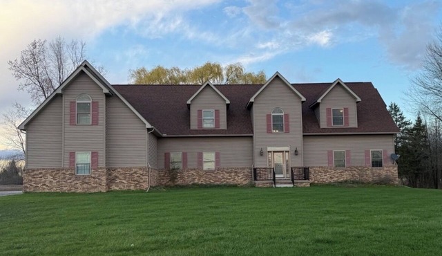 Expansive Home for Gathering & Relaxing, Sleeps 14. Close to Frankenmuth.