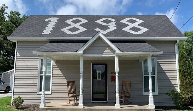 Experience life at 1898 Fortville House! Only 8 miles from Ruoff Music Center!