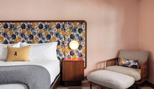 Experience Modern Comfort with Cozy Charm Downtown
