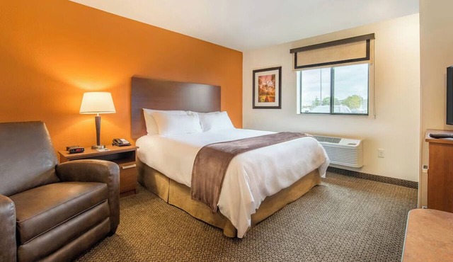 Explore Amarillo's Best, Spacious Room with Full Kitchen and Free Parking
