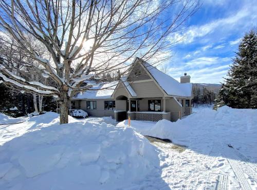 F7 Comfortable golf course townhouse within walking distance of Mount Washington Hotel