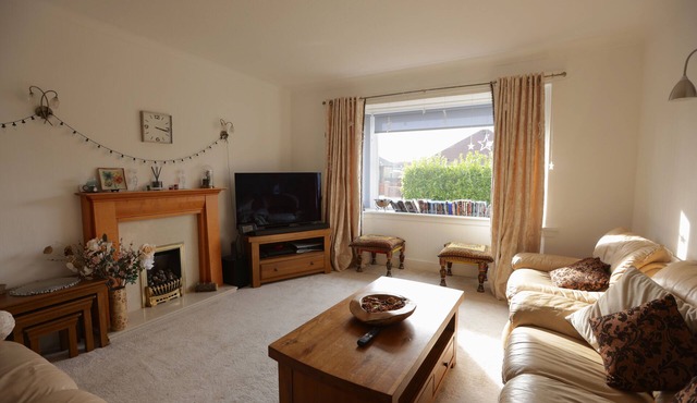 Fabulous 3 bedroom Bungalow in Glasgow with Garden and Parking.