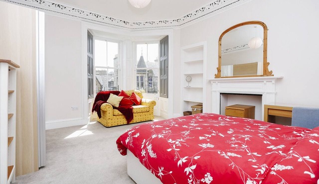 Fabulous 5 double Bedroom apartment Edinburgh Old Town by Avoriazchalets