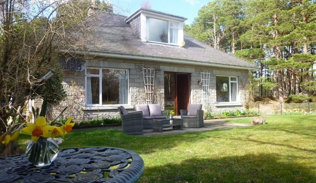 Fabulous location, luxury lodge for 8+2 in cots, hot tub, garden, garage, dogs