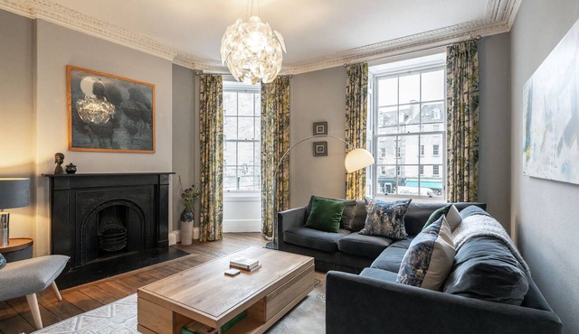 Fabulous two-bedroom apartment located in the heart of the city. Sleeps 4.