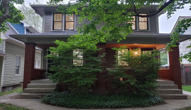 FAMILY AND 2 FAMILY HIDEOUT/2Units in one with locking doors-MEET US IN INDY!