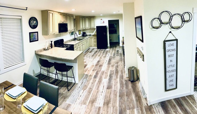 Family and Pet friendly! Near the Dells and Cascade Mountain.