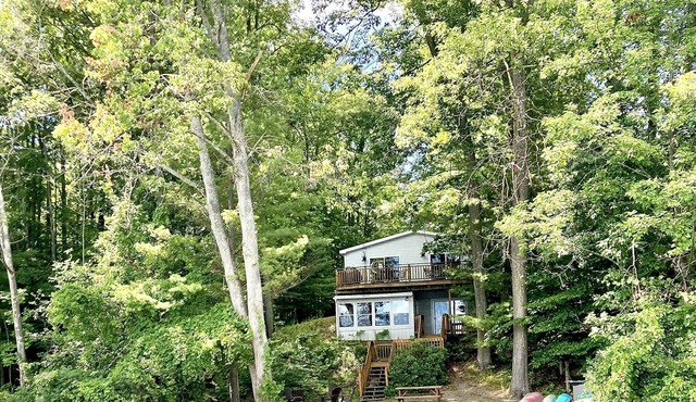 Family Cottage on Sanford Lake near Sleeping Bear Dunes & Traverse City