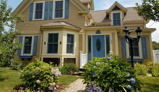 FAMILY FRIENDLY, SHORT WALK TO THE BEACH, CAPE COD CANAL, RESTAURANTS, & MORE.