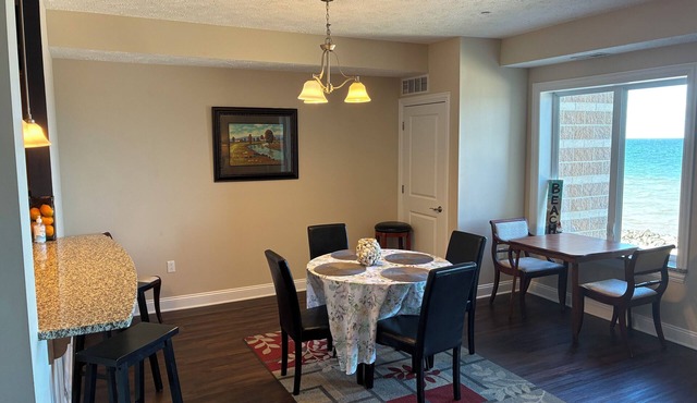 Family Friendly 2br/2ba Lakefront Condo sleeps 6-pool/beach-rent 3/4th free-ask