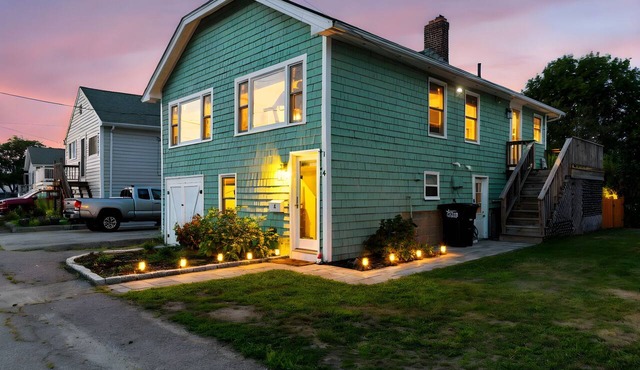 Family friendly home in Hull, steps to downtown and walk to beach!